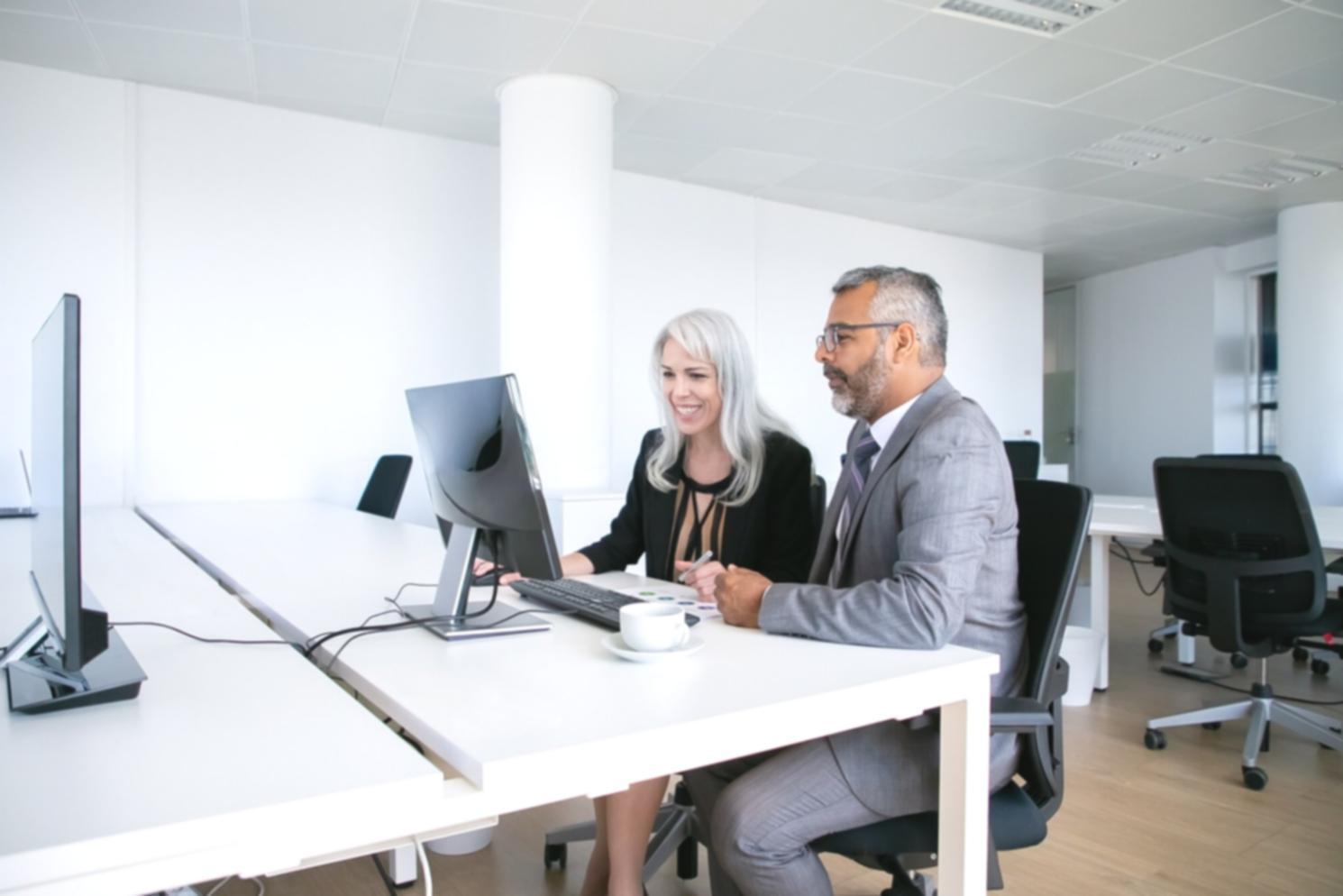 Рабочий процесс команды во время обсуждения новых образовательных материалов