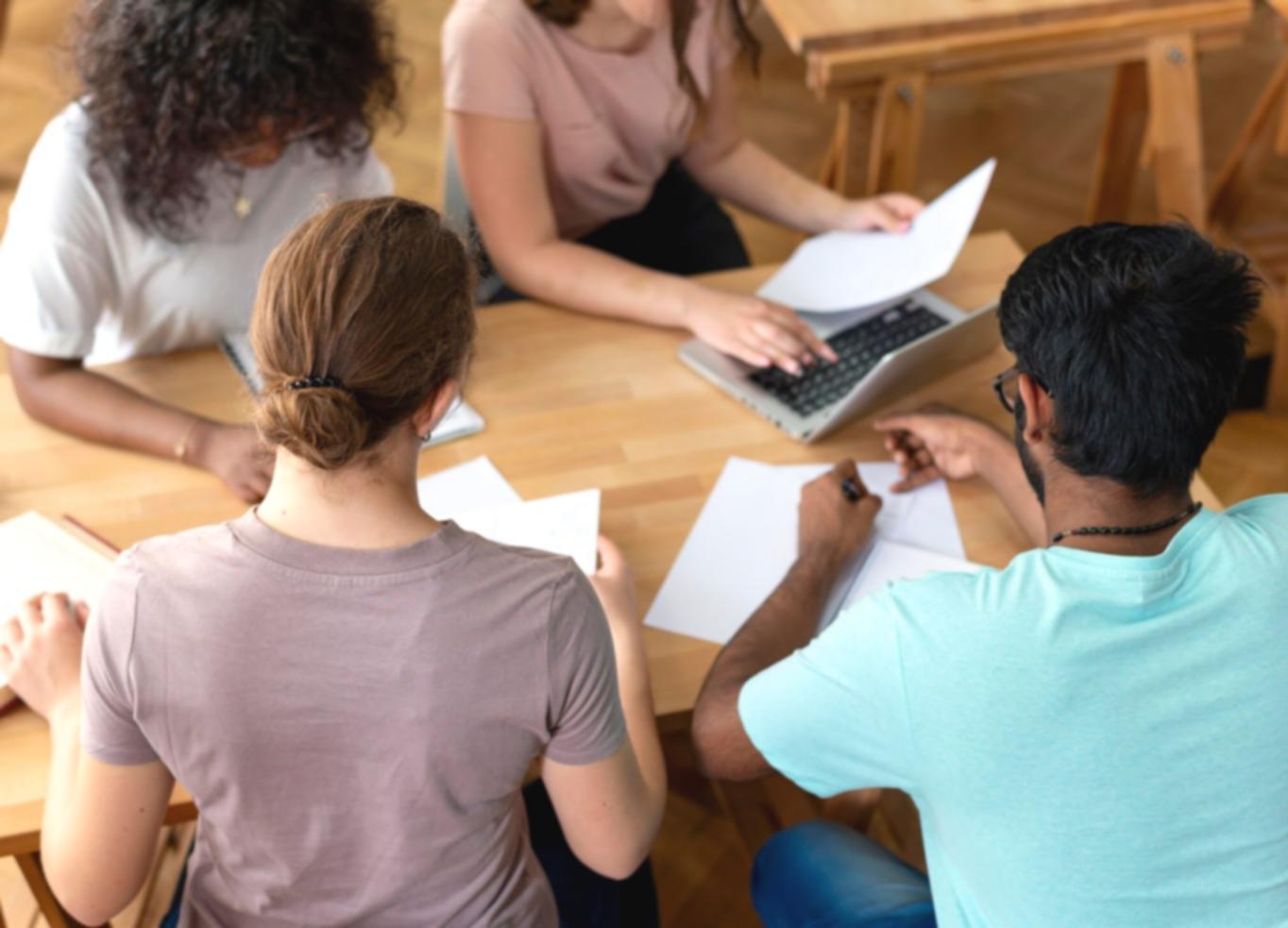 Команда анализирует обратную связь от студентов для улучшения программ